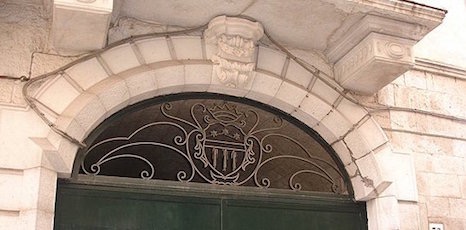 Particolare dello stemma Porro di Andria, battuto in ferro sul portale d ingresso alla casa palazziata dei Porro Iannuzzi in via de Anellis (anno 1805)