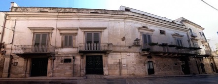 Antichissima Casa palazziata dei Porro, appartenuta al ramo Porro-Paradies-Iannuzzi e sita in via de Anellis, allora strada maestra di San Francesco
