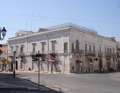 Grandioso palazzo Porro-Jeva del fu Giambattista, messo su via Garibaldi