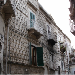 Palazzo Porro Regano sito a via Giudea, in magnfico bugnato antico (sec. XIV)
