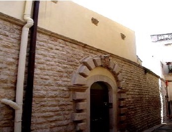 Antico palazzo cinquecentesco dei Chio, famiglia estintasi nel 1771: fu la dimora principale di Vito Nicola Porro