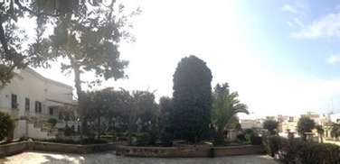 Particolare dei giardini pensili e delle scalinate d ingresso alla villa palazziata Porro-Spagnoletti Zeuli